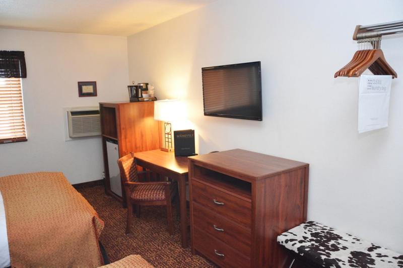 Roosevelt Inn & Suites Watford City Экстерьер фото