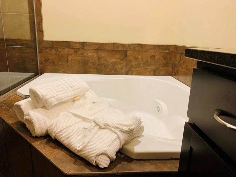 Roosevelt Inn & Suites Watford City Экстерьер фото