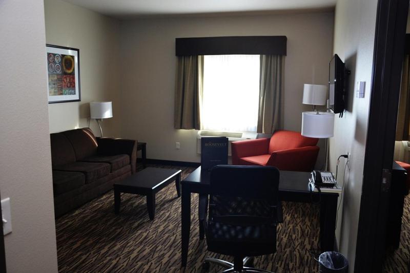 Roosevelt Inn & Suites Watford City Экстерьер фото