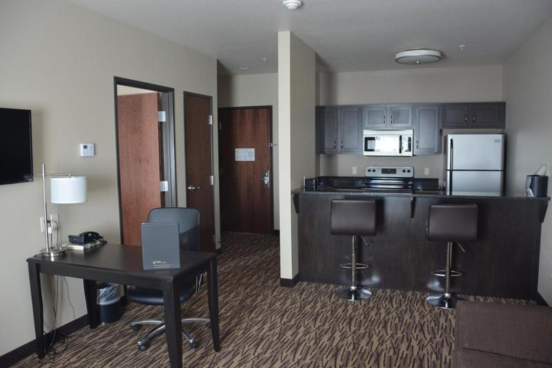 Roosevelt Inn & Suites Watford City Экстерьер фото