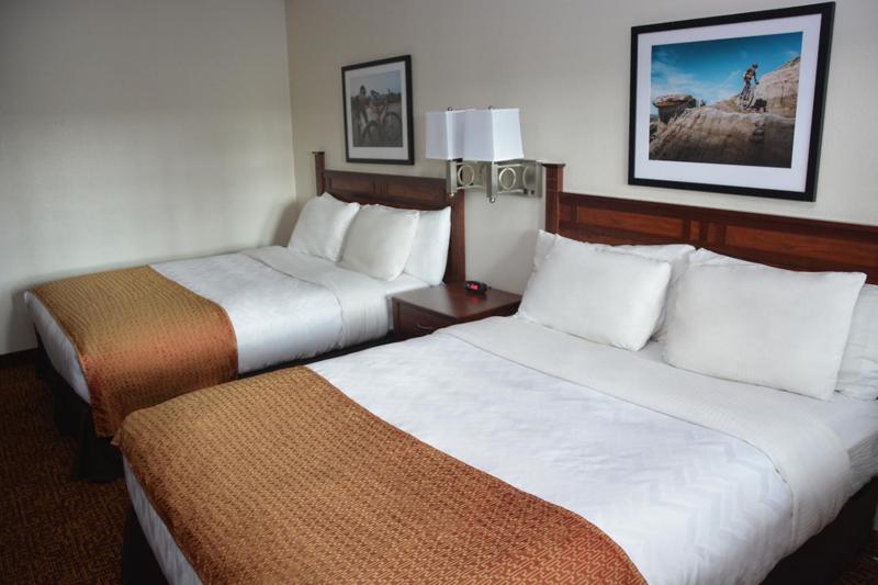 Roosevelt Inn & Suites Watford City Экстерьер фото