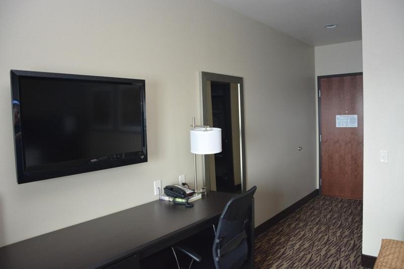 Roosevelt Inn & Suites Watford City Экстерьер фото