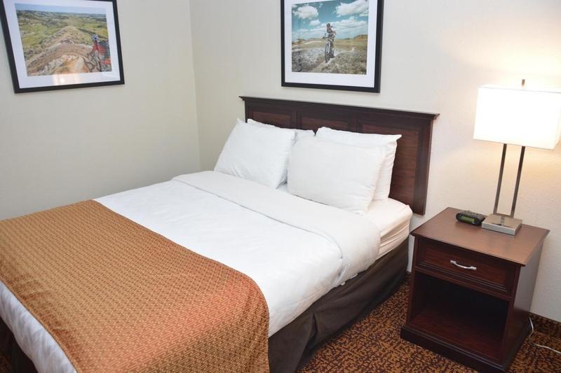 Roosevelt Inn & Suites Watford City Экстерьер фото