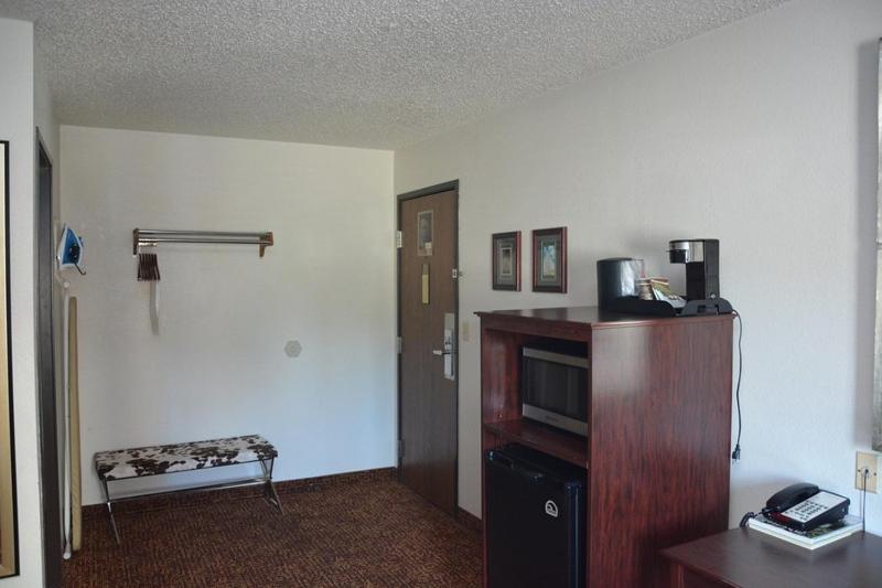 Roosevelt Inn & Suites Watford City Экстерьер фото