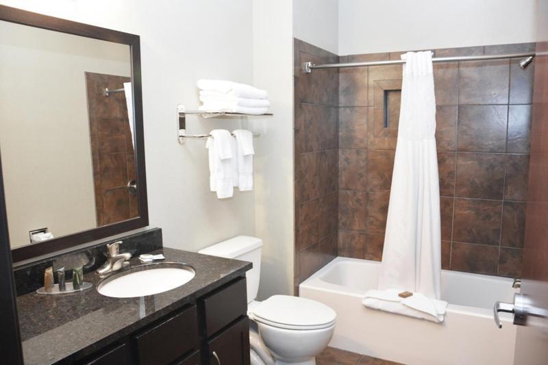 Roosevelt Inn & Suites Watford City Экстерьер фото