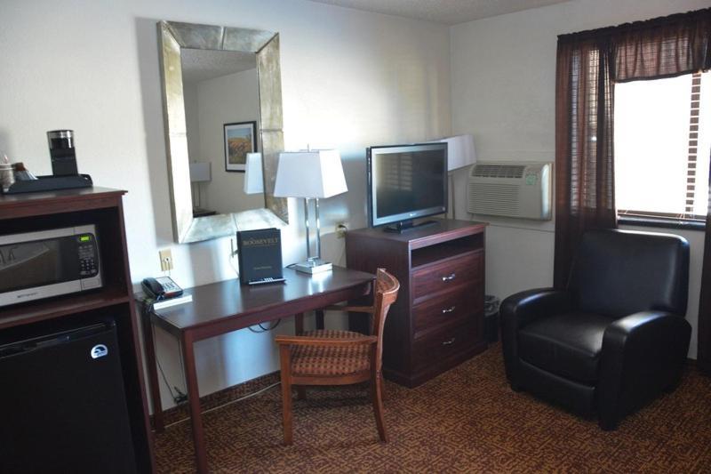 Roosevelt Inn & Suites Watford City Экстерьер фото