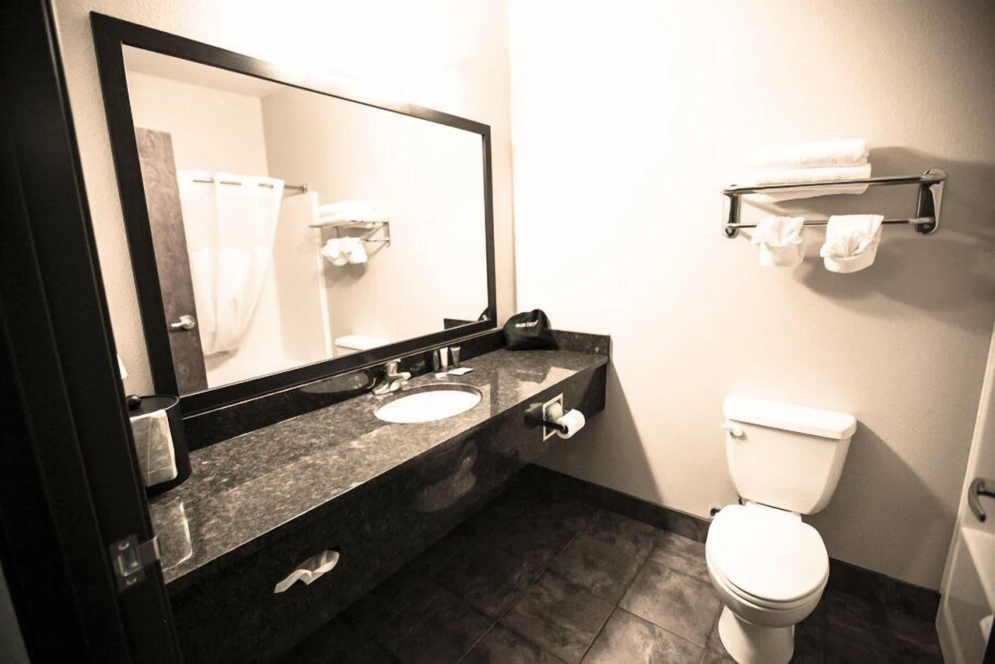 Roosevelt Inn & Suites Watford City Экстерьер фото