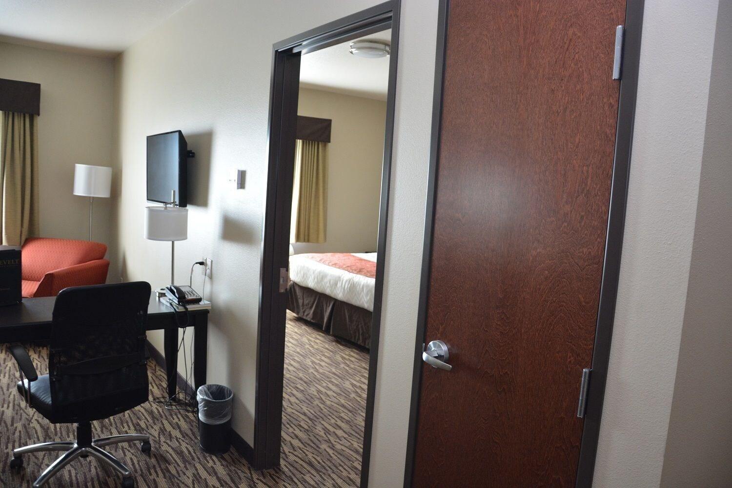 Roosevelt Inn & Suites Watford City Экстерьер фото