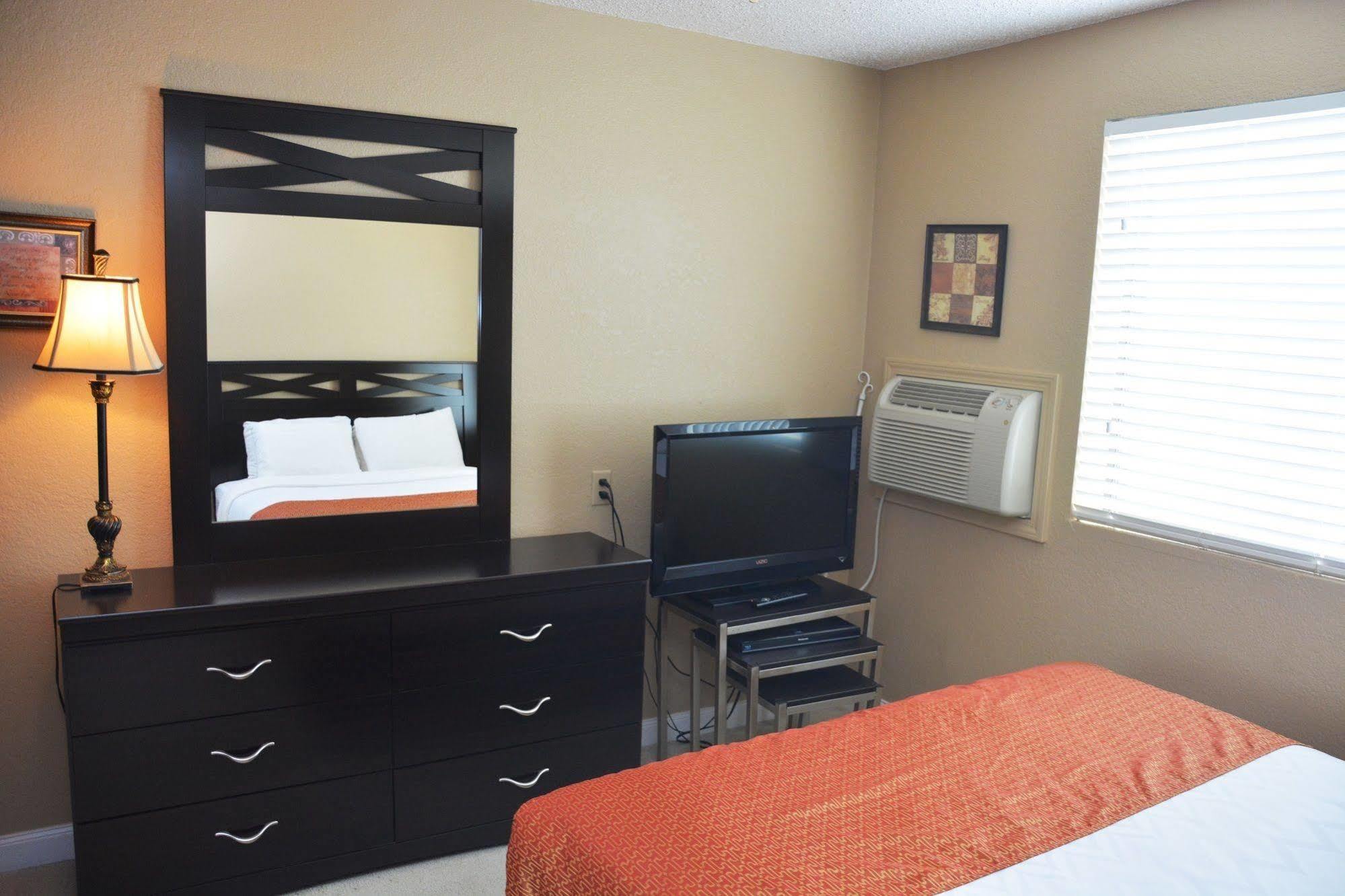 Roosevelt Inn & Suites Watford City Экстерьер фото