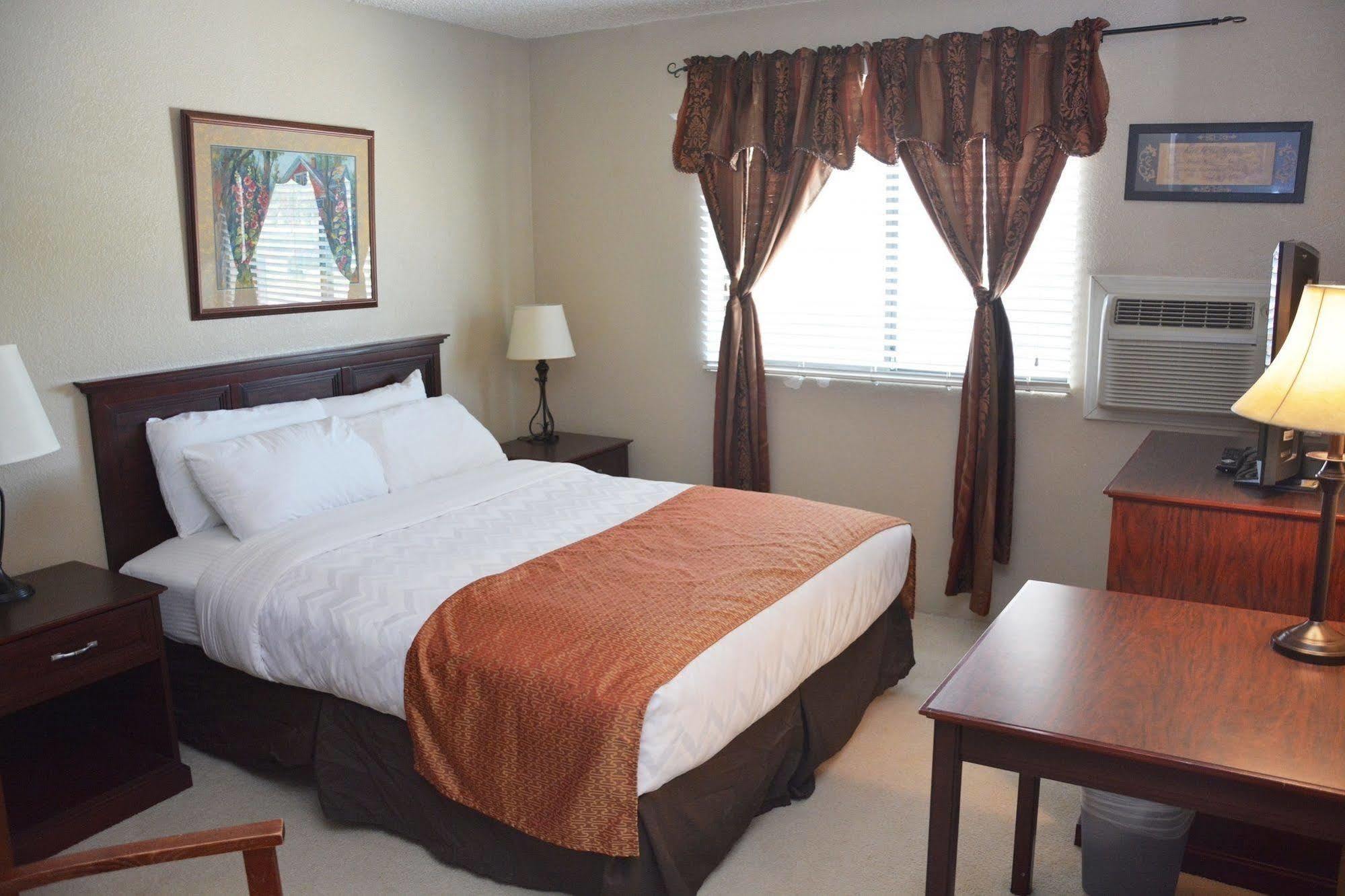 Roosevelt Inn & Suites Watford City Экстерьер фото